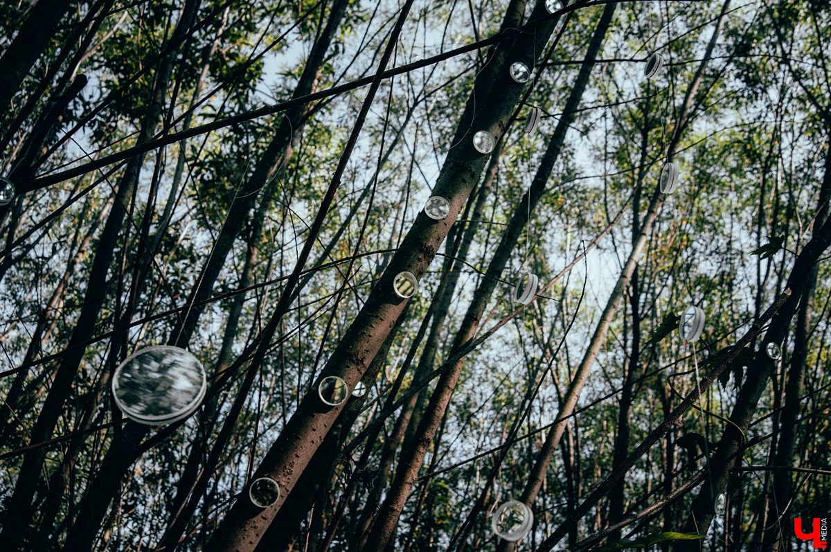 Под Владимиром прошел фестиваль ленд-арта “Чисто поле”. Участники жили там всю неделю и создали арт-объекты на берегу Клязьмы.