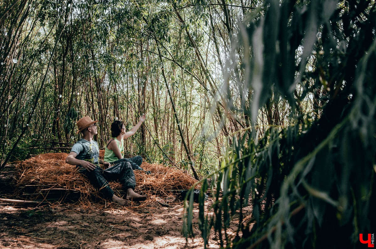 Под Владимиром прошел фестиваль ленд-арта “Чисто поле”. Участники жили там всю неделю и создали арт-объекты на берегу Клязьмы.