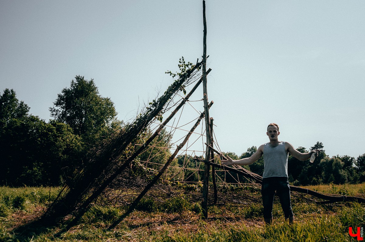 Под Владимиром прошел фестиваль ленд-арта “Чисто поле”. Участники жили там всю неделю и создали арт-объекты на берегу Клязьмы.