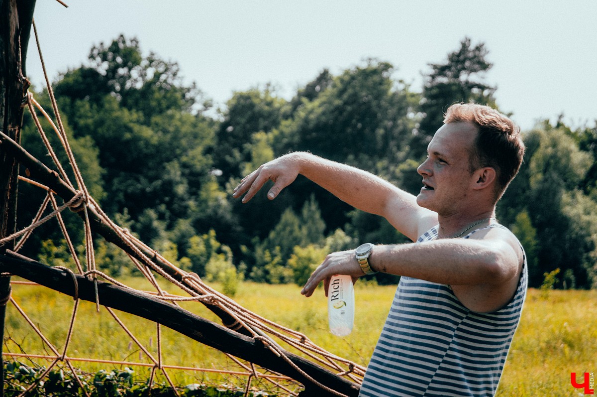 Под Владимиром прошел фестиваль ленд-арта “Чисто поле”. Участники жили там всю неделю и создали арт-объекты на берегу Клязьмы.