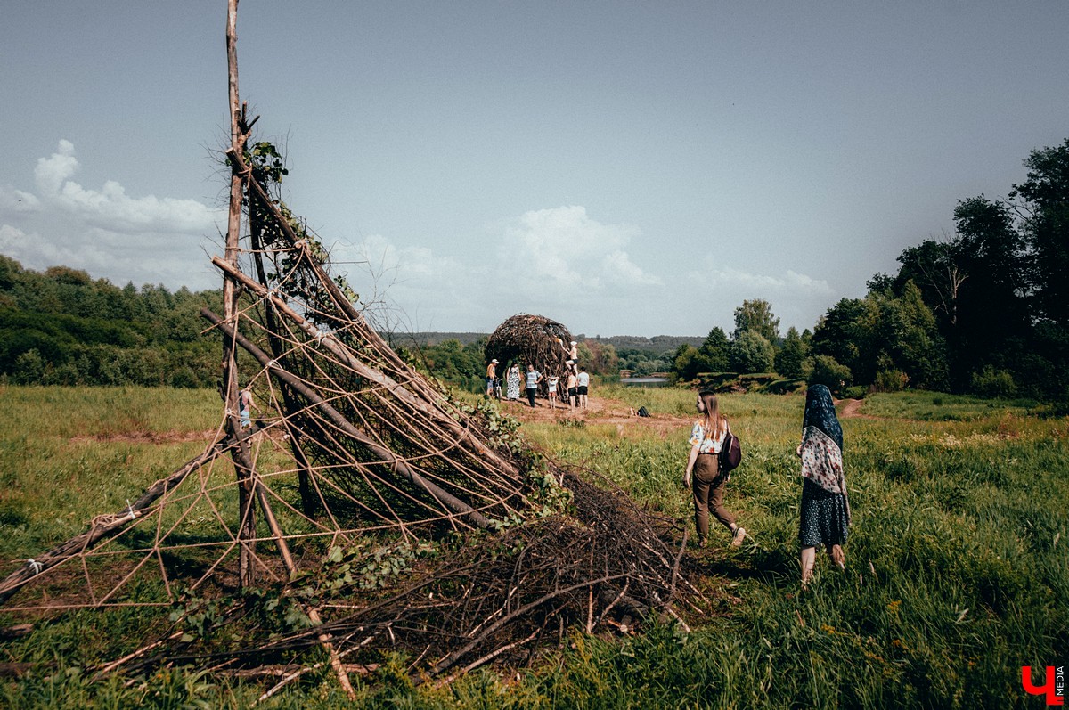 Под Владимиром прошел фестиваль ленд-арта “Чисто поле”. Участники жили там всю неделю и создали арт-объекты на берегу Клязьмы.