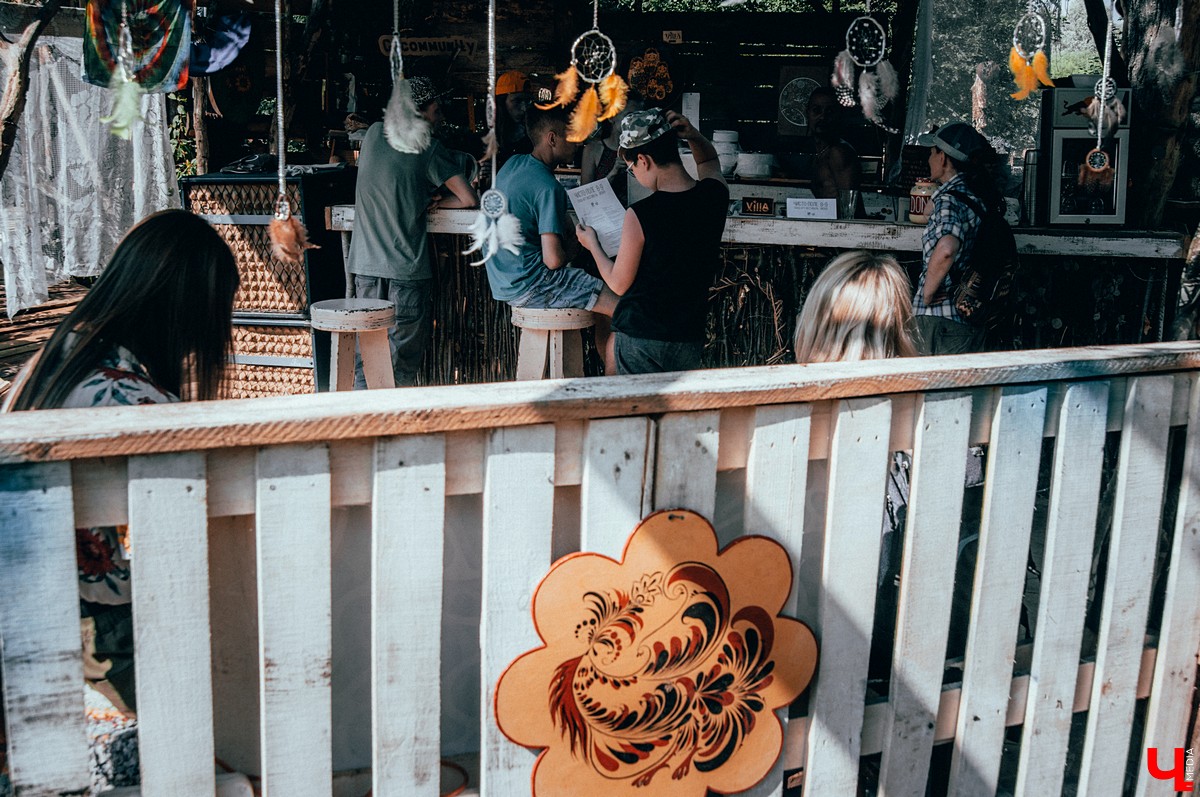 Под Владимиром прошел фестиваль ленд-арта “Чисто поле”. Участники жили там всю неделю и создали арт-объекты на берегу Клязьмы.