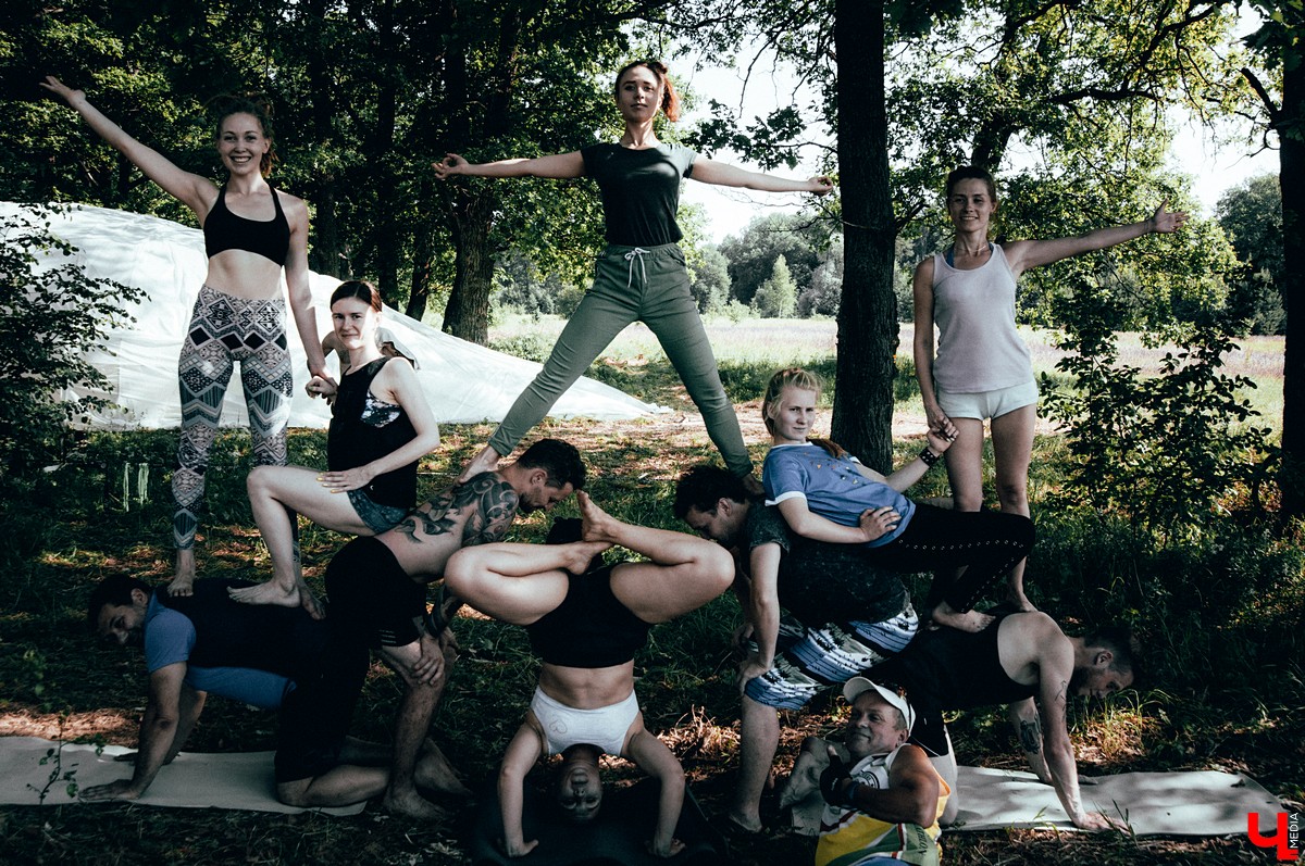 Под Владимиром прошел фестиваль ленд-арта “Чисто поле”. Участники жили там всю неделю и создали арт-объекты на берегу Клязьмы.