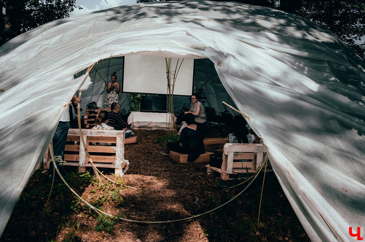 Под Владимиром прошел фестиваль ленд-арта “Чисто поле”. Участники жили там всю неделю и создали арт-объекты на берегу Клязьмы.