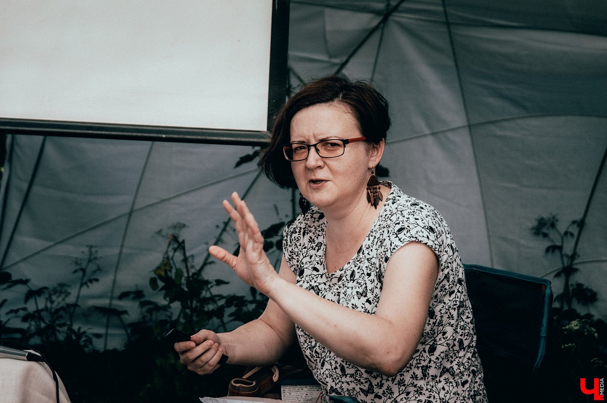 Под Владимиром прошел фестиваль ленд-арта “Чисто поле”. Участники жили там всю неделю и создали арт-объекты на берегу Клязьмы.