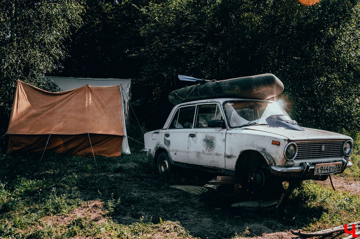 Под Владимиром прошел фестиваль ленд-арта “Чисто поле”. Участники жили там всю неделю и создали арт-объекты на берегу Клязьмы.