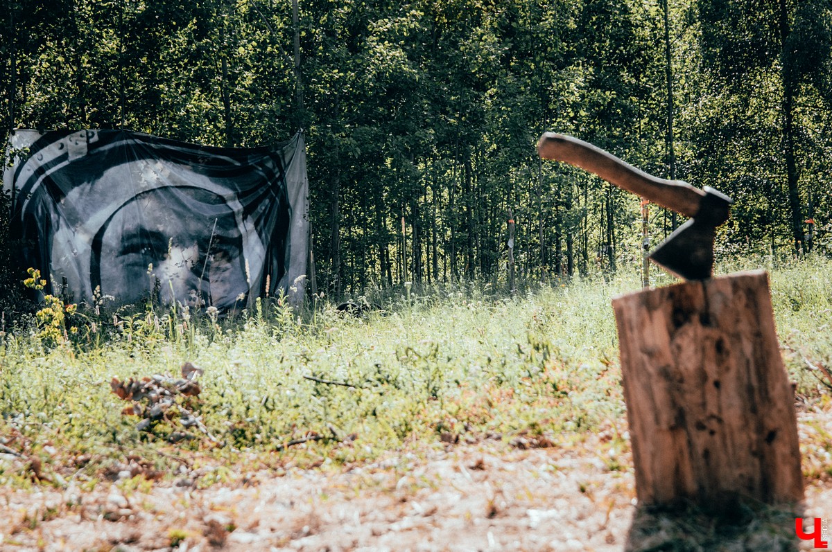 Под Владимиром прошел фестиваль ленд-арта “Чисто поле”. Участники жили там всю неделю и создали арт-объекты на берегу Клязьмы.