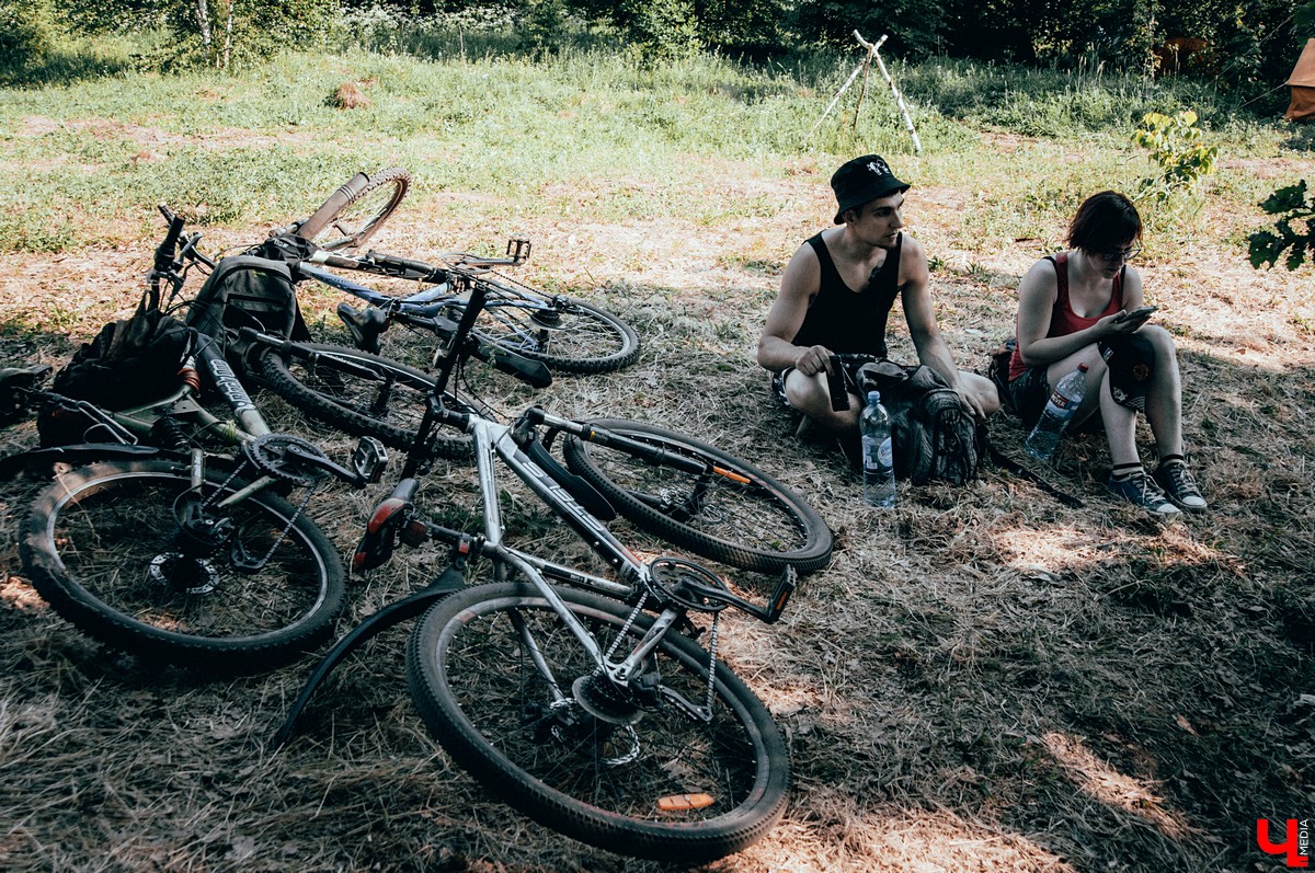 Под Владимиром прошел фестиваль ленд-арта “Чисто поле”. Участники жили там всю неделю и создали арт-объекты на берегу Клязьмы.