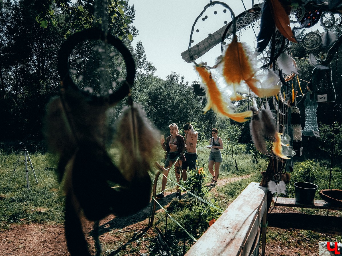 Под Владимиром прошел фестиваль ленд-арта “Чисто поле”. Участники жили там всю неделю и создали арт-объекты на берегу Клязьмы.