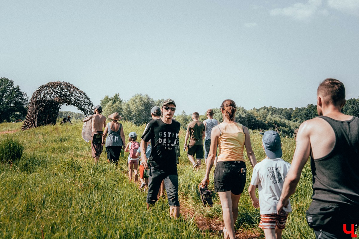 Под Владимиром прошел фестиваль ленд-арта “Чисто поле”. Участники жили там всю неделю и создали арт-объекты на берегу Клязьмы.