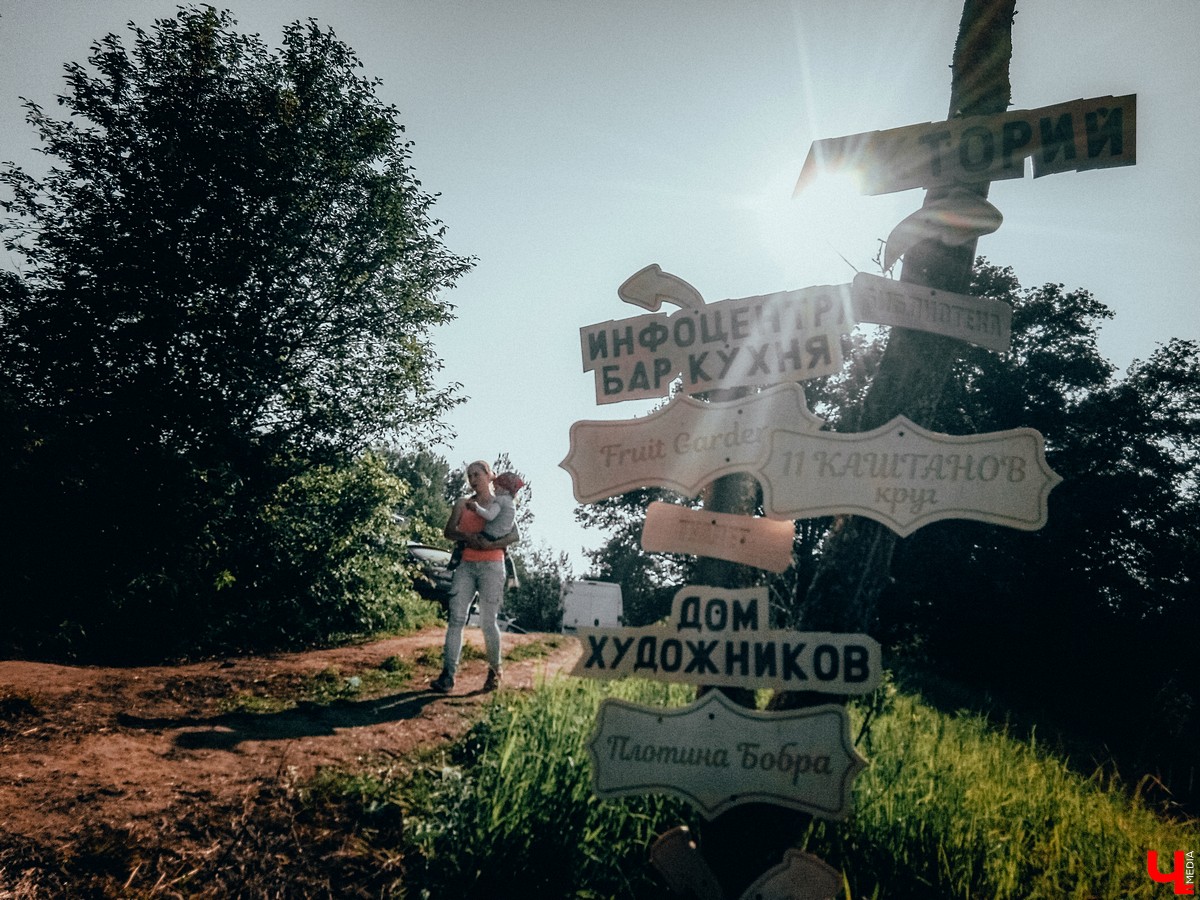 Под Владимиром прошел фестиваль ленд-арта “Чисто поле”. Участники жили там всю неделю и создали арт-объекты на берегу Клязьмы.