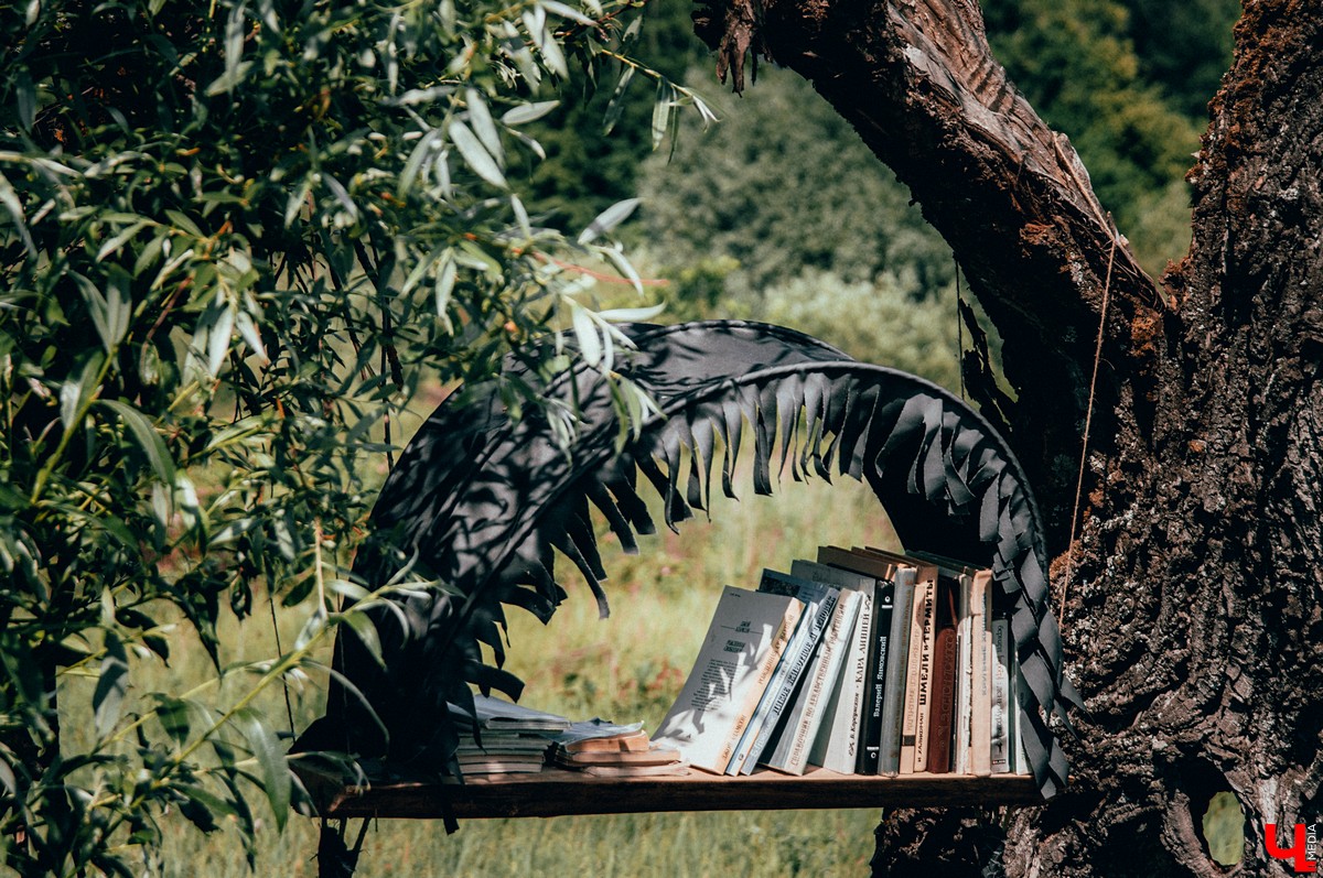 Под Владимиром прошел фестиваль ленд-арта “Чисто поле”. Участники жили там всю неделю и создали арт-объекты на берегу Клязьмы.