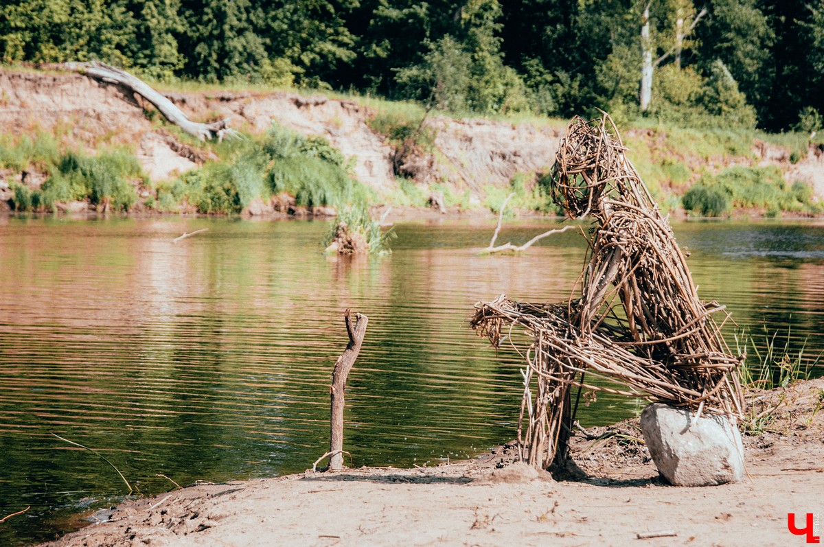 Под Владимиром прошел фестиваль ленд-арта “Чисто поле”. Участники жили там всю неделю и создали арт-объекты на берегу Клязьмы.