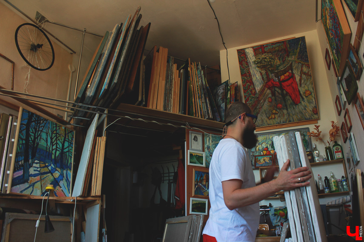 Владимирский художник Михаил Герасимов побывал на пленэре во Франции, по итогам которого прошла выставка. Живописец рассказал о поездке, о том, как создавал полотна.