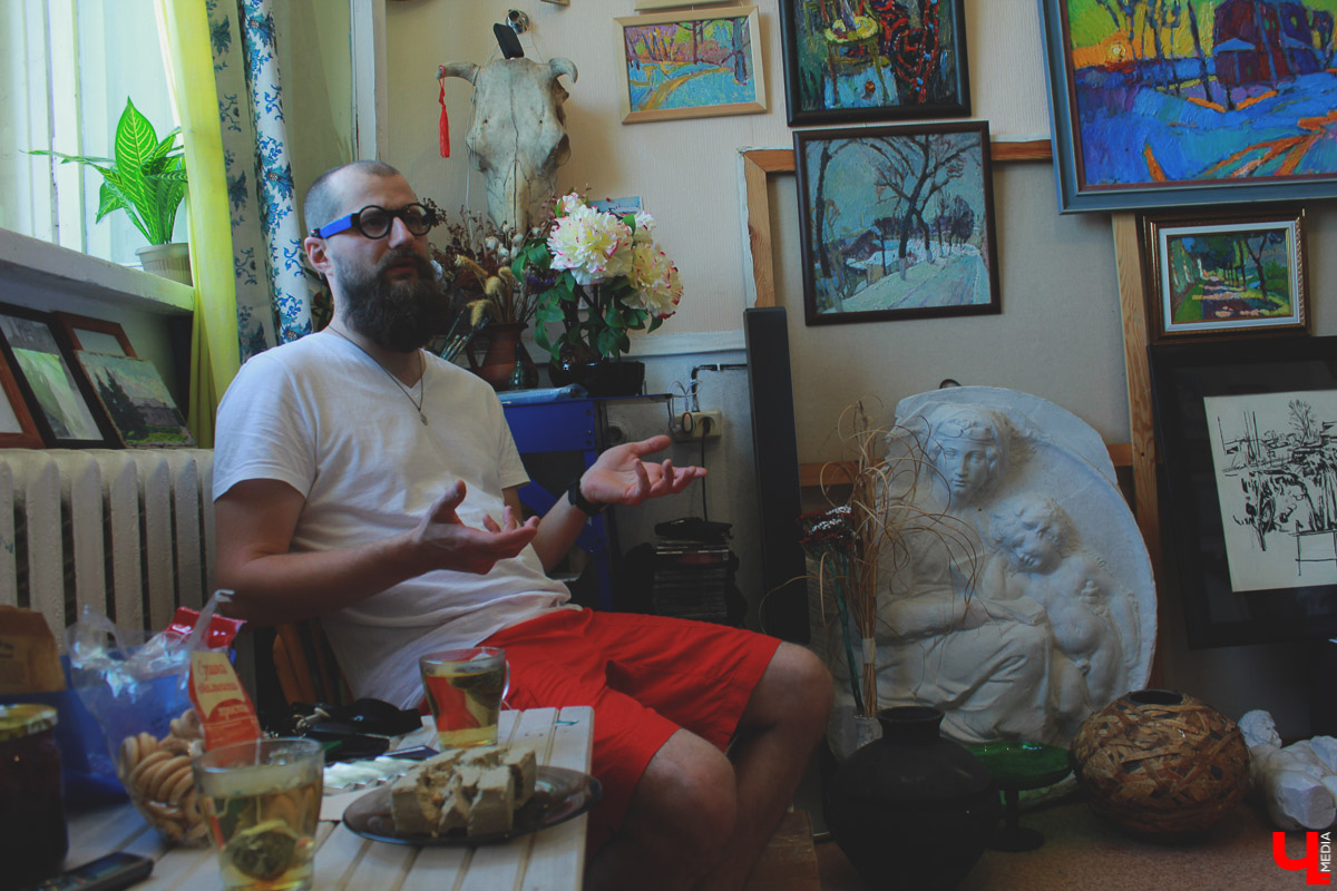 Владимирский художник Михаил Герасимов побывал на пленэре во Франции, по итогам которого прошла выставка. Живописец рассказал о поездке, о том, как создавал полотна.