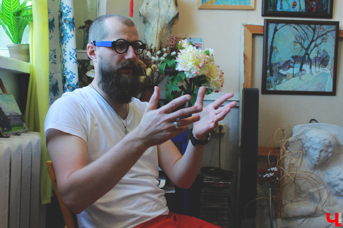 Владимирский художник Михаил Герасимов побывал на пленэре во Франции, по итогам которого прошла выставка. Живописец рассказал о поездке, о том, как создавал полотна.