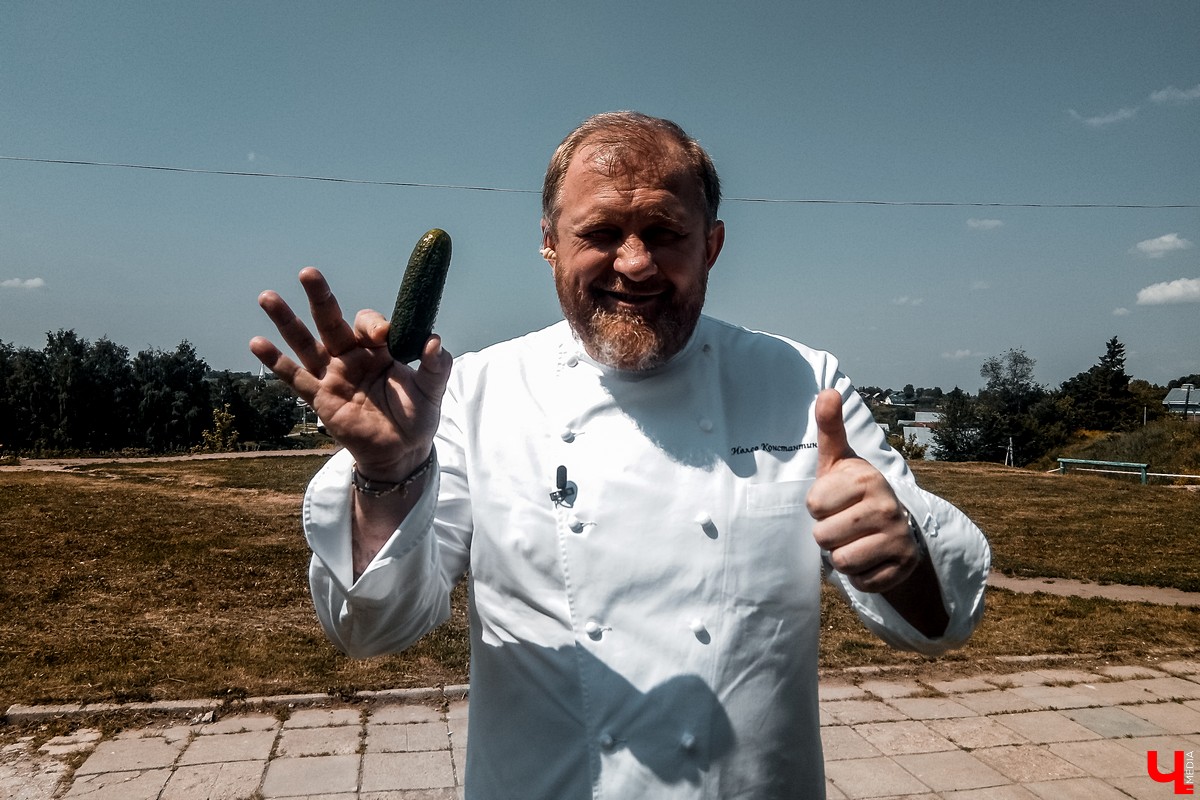 В Суздале прошли съемки реалити-шоу “Адская кухня”. Шеф Константин Ивлев попробовал суздальские огурцы. Участники использовали их для большинства своих блюд.
