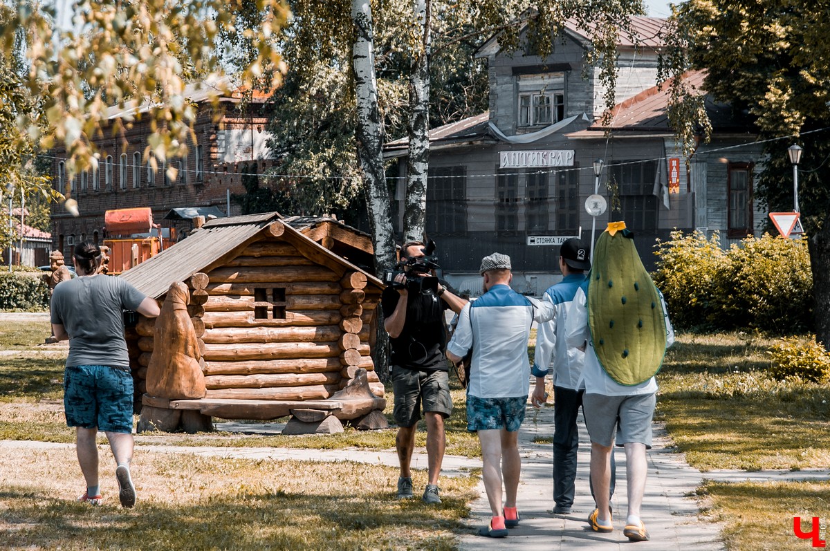 В Суздале прошли съемки реалити-шоу “Адская кухня”. Шеф Константин Ивлев попробовал суздальские огурцы. Участники использовали их для большинства своих блюд.