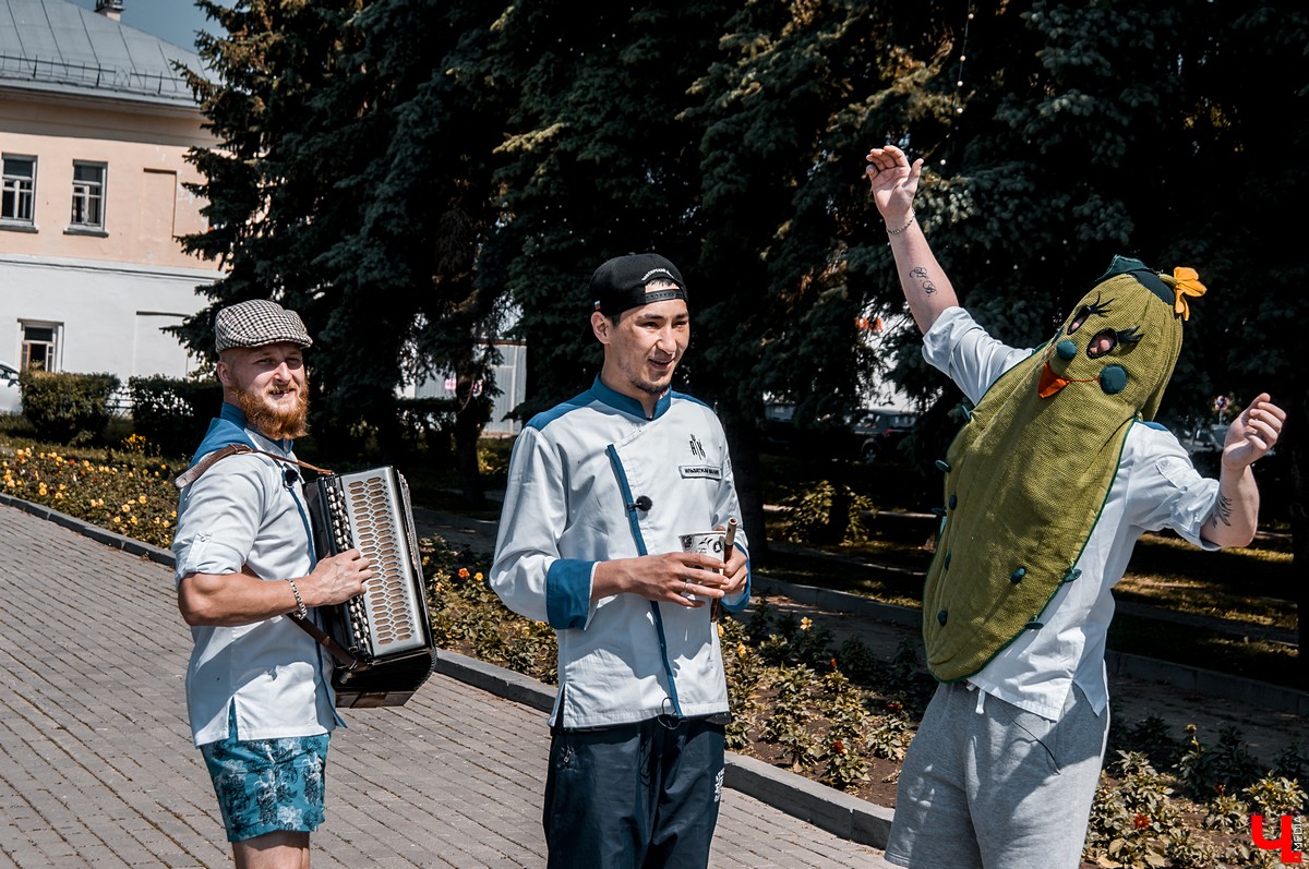 В Суздале прошли съемки реалити-шоу “Адская кухня”. Шеф Константин Ивлев попробовал суздальские огурцы. Участники использовали их для большинства своих блюд.