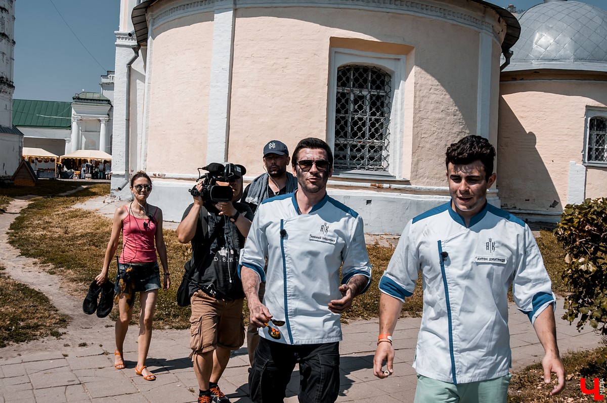 В Суздале прошли съемки реалити-шоу “Адская кухня”. Шеф Константин Ивлев попробовал суздальские огурцы. Участники использовали их для большинства своих блюд.