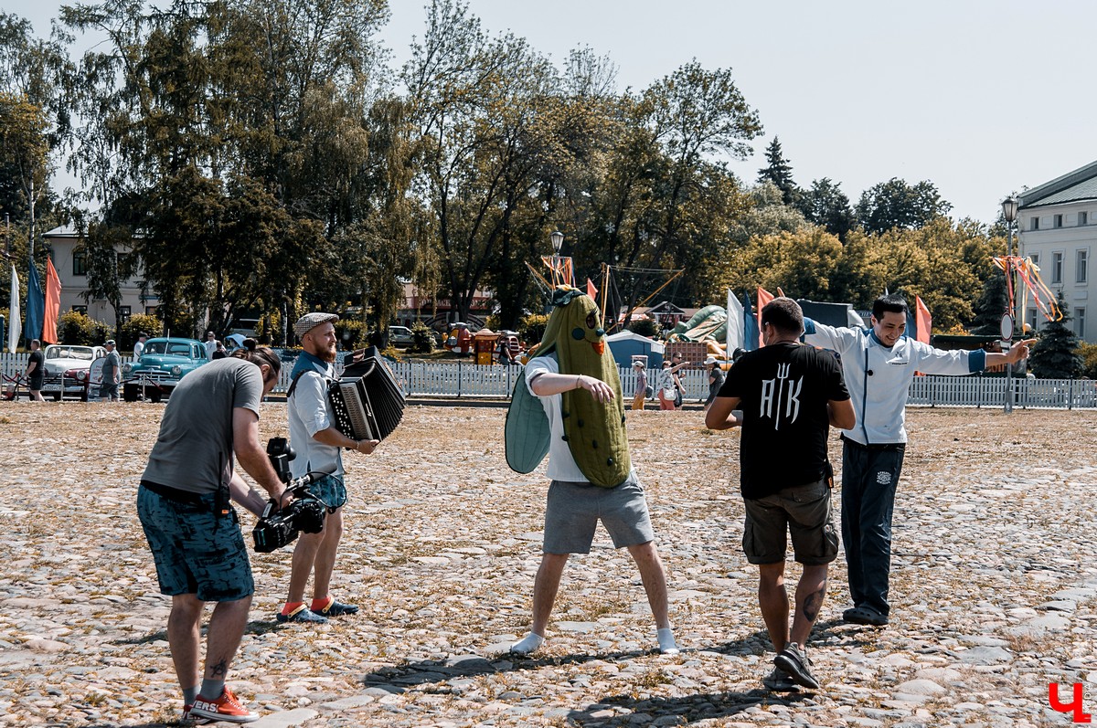 В Суздале прошли съемки реалити-шоу “Адская кухня”. Шеф Константин Ивлев попробовал суздальские огурцы. Участники использовали их для большинства своих блюд.