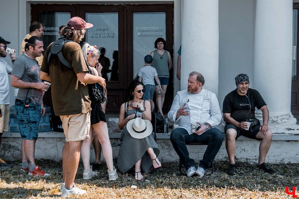 В Суздале прошли съемки реалити-шоу “Адская кухня”. Шеф Константин Ивлев попробовал суздальские огурцы. Участники использовали их для большинства своих блюд.