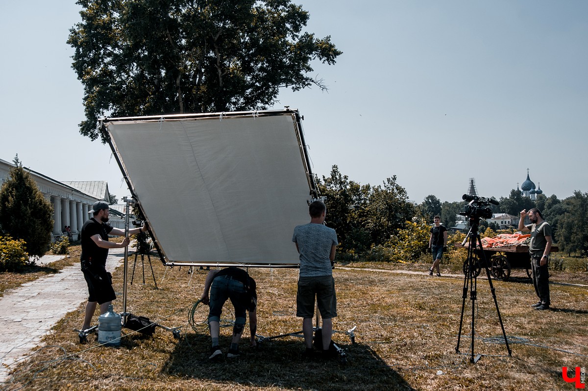 В Суздале прошли съемки реалити-шоу “Адская кухня”. Шеф Константин Ивлев попробовал суздальские огурцы. Участники использовали их для большинства своих блюд.