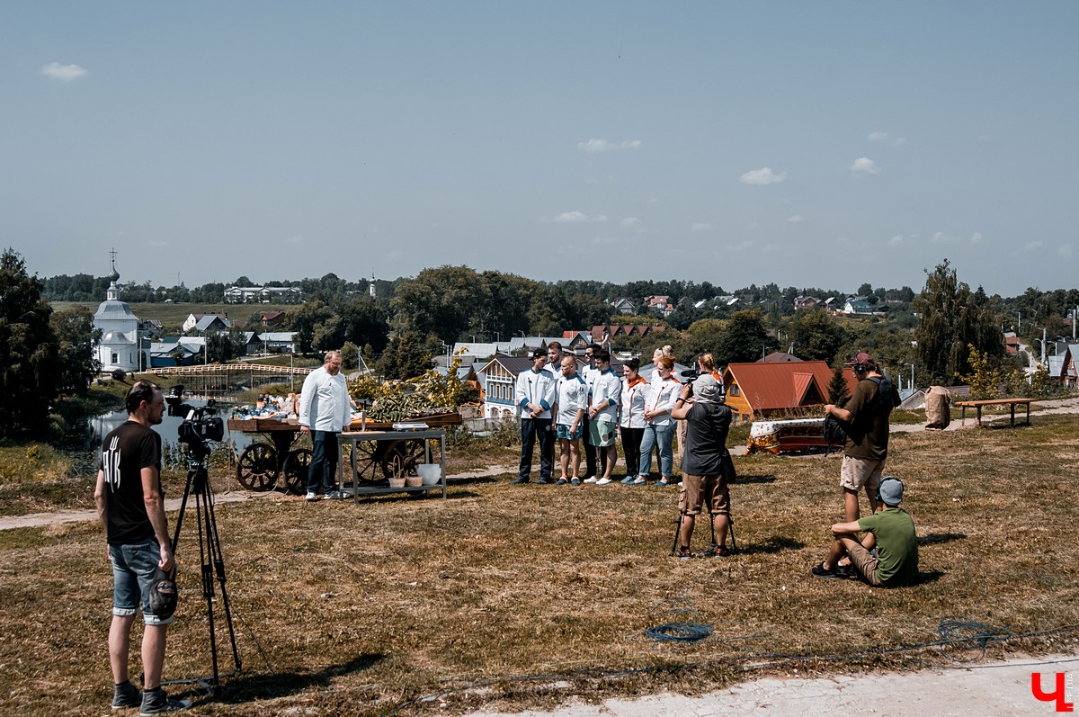 В Суздале прошли съемки реалити-шоу “Адская кухня”. Шеф Константин Ивлев попробовал суздальские огурцы. Участники использовали их для большинства своих блюд.