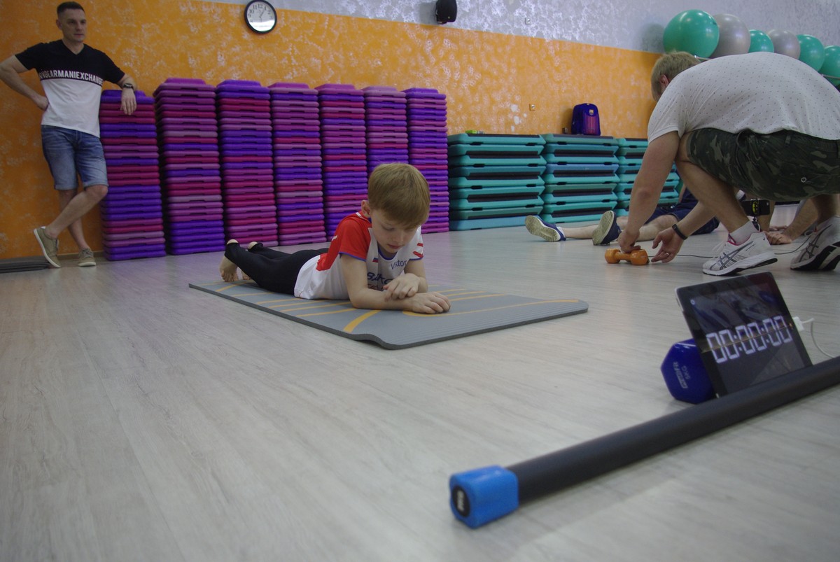 Виктор Байков простоял в планке 1 час 5 минут и 5 секунд, чем побил мировой рекорд по стойке в планке среди детей.