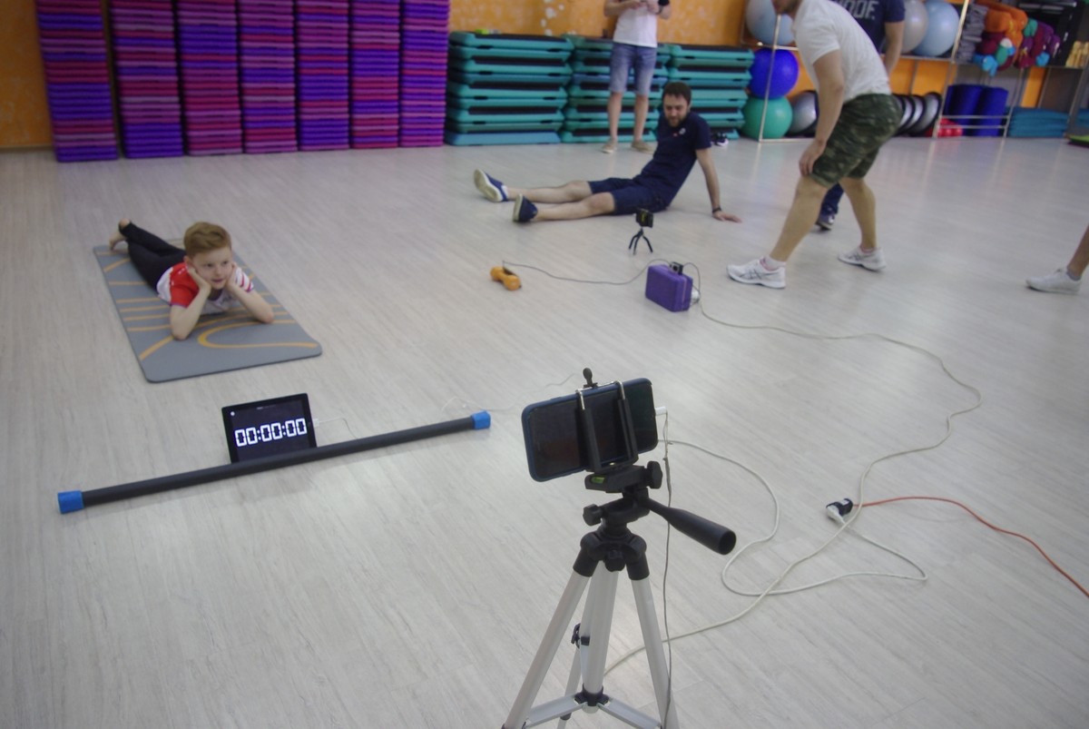 Виктор Байков простоял в планке 1 час 5 минут и 5 секунд, чем побил мировой рекорд по стойке в планке среди детей.