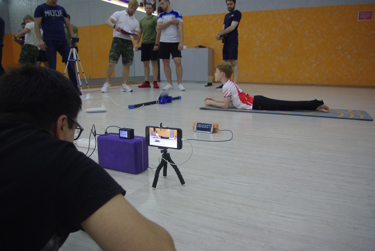 Виктор Байков простоял в планке 1 час 5 минут и 5 секунд, чем побил мировой рекорд по стойке в планке среди детей.