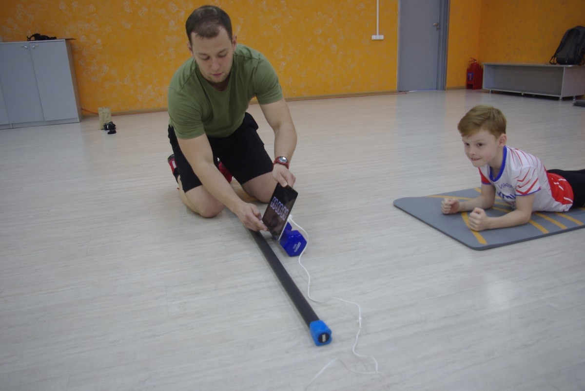 Виктор Байков простоял в планке 1 час 5 минут и 5 секунд, чем побил мировой рекорд по стойке в планке среди детей.