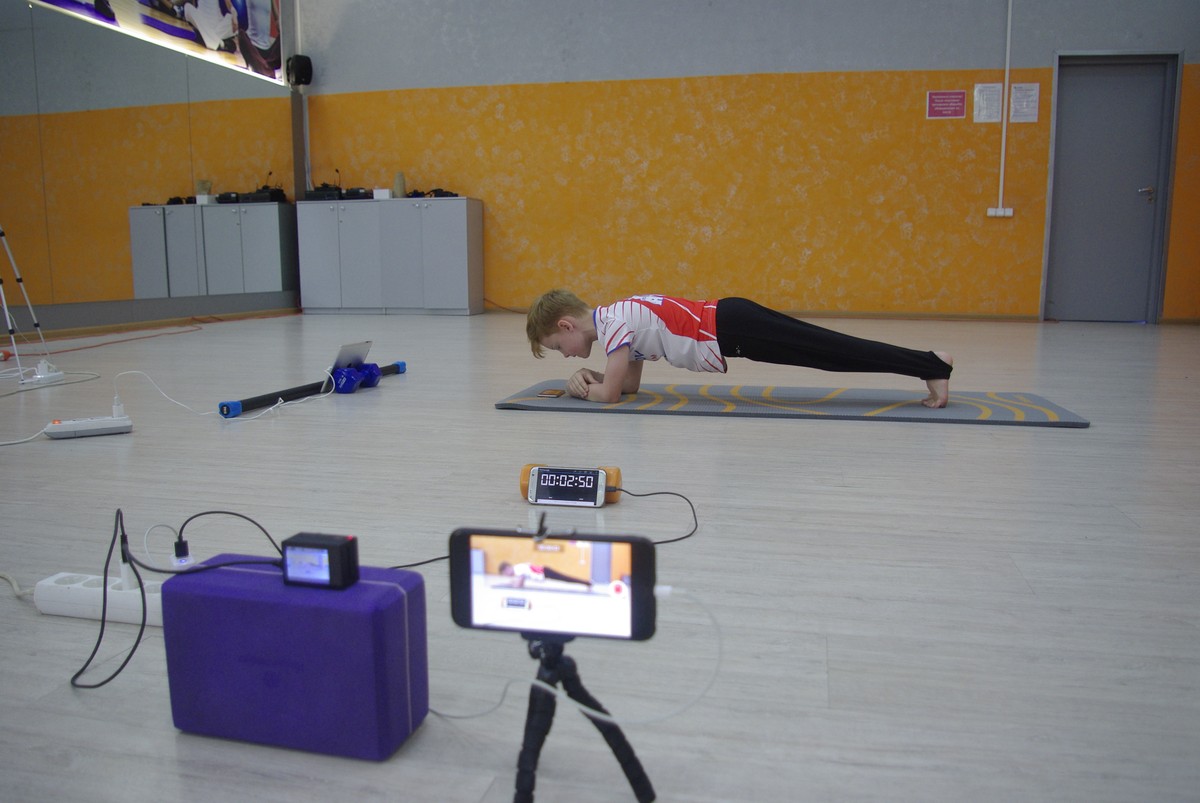 Виктор Байков простоял в планке 1 час 5 минут и 5 секунд, чем побил мировой рекорд по стойке в планке среди детей.