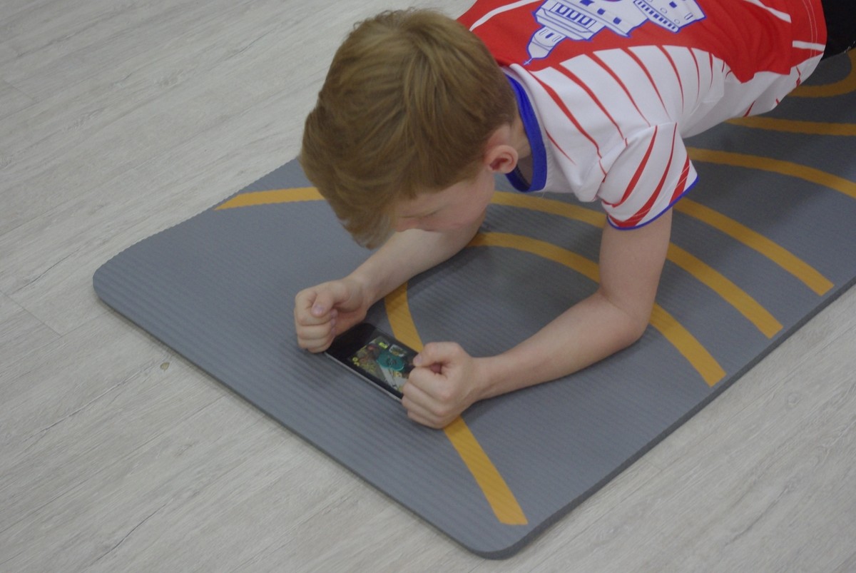 Виктор Байков простоял в планке 1 час 5 минут и 5 секунд, чем побил мировой рекорд по стойке в планке среди детей.