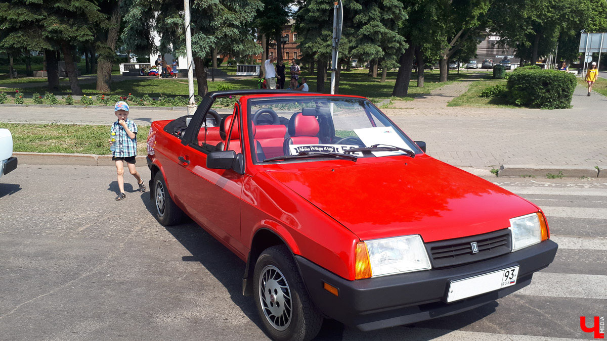 В субботу в Суздале состоялся “Suzdal Retro Show 2019”. В город прибыли ретро-автомобили из разных уголков страны