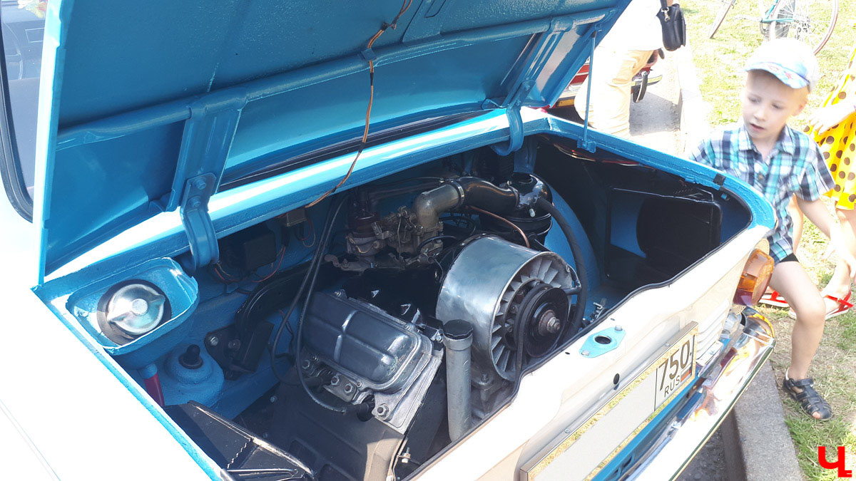 В субботу в Суздале состоялся “Suzdal Retro Show 2019”. В город прибыли ретро-автомобили из разных уголков страны