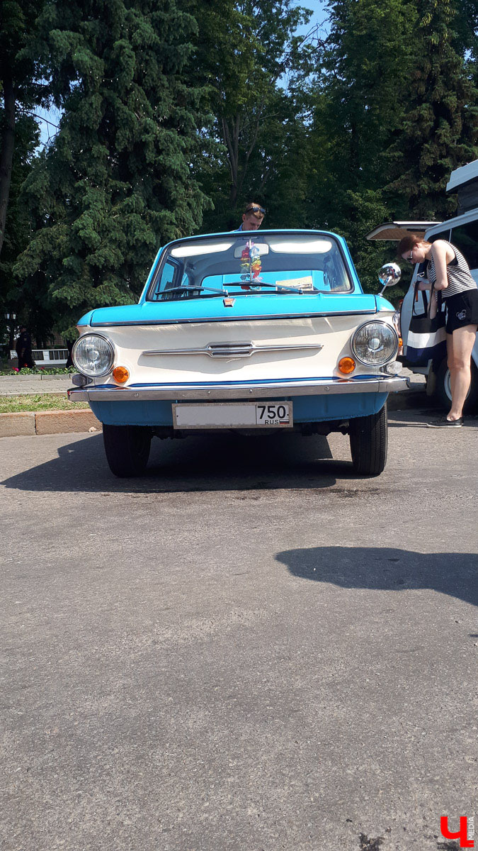 В субботу в Суздале состоялся “Suzdal Retro Show 2019”. В город прибыли ретро-автомобили из разных уголков страны