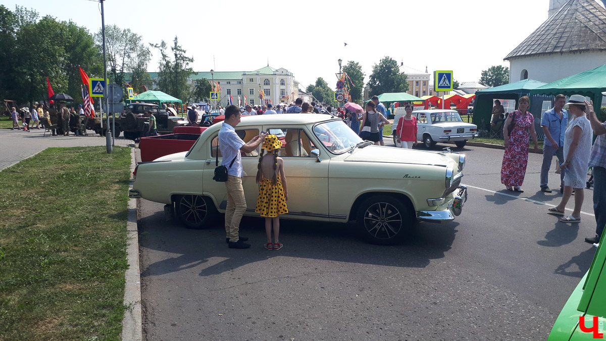 В субботу в Суздале состоялся “Suzdal Retro Show 2019”. В город прибыли ретро-автомобили из разных уголков страны