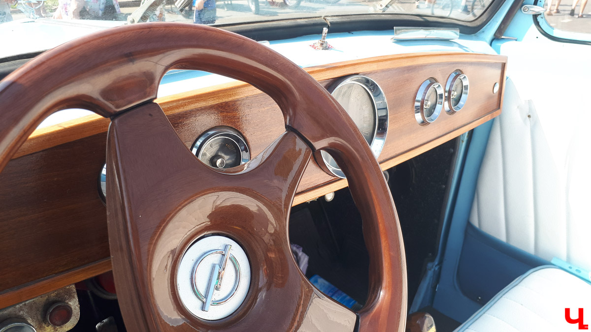 В субботу в Суздале состоялся “Suzdal Retro Show 2019”. В город прибыли ретро-автомобили из разных уголков страны