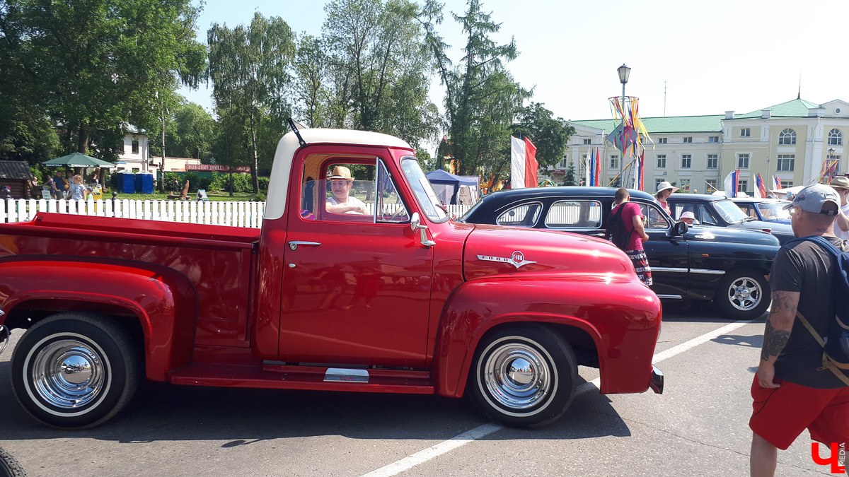 В субботу в Суздале состоялся “Suzdal Retro Show 2019”. В город прибыли ретро-автомобили из разных уголков страны