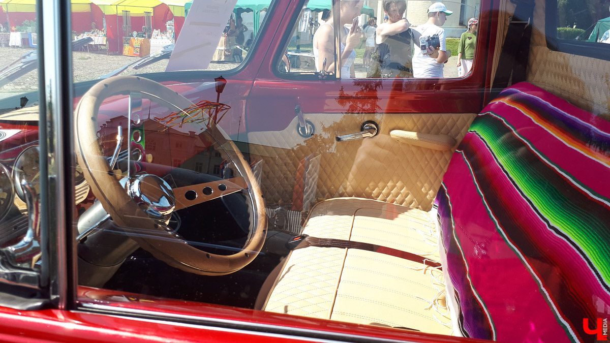 В субботу в Суздале состоялся “Suzdal Retro Show 2019”. В город прибыли ретро-автомобили из разных уголков страны