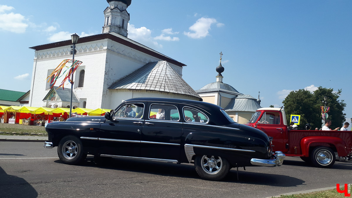 В субботу в Суздале состоялся “Suzdal Retro Show 2019”. В город прибыли ретро-автомобили из разных уголков страны