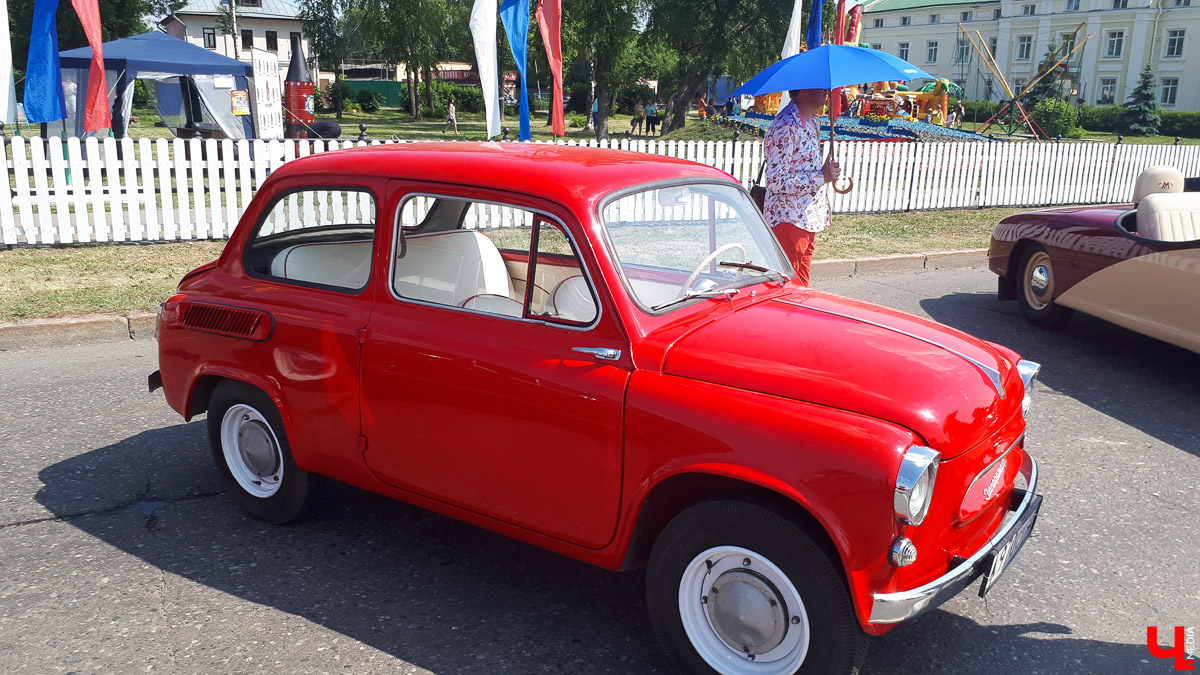 В субботу в Суздале состоялся “Suzdal Retro Show 2019”. В город прибыли ретро-автомобили из разных уголков страны