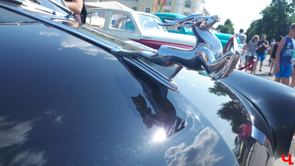В субботу в Суздале состоялся “Suzdal Retro Show 2019”. В город прибыли ретро-автомобили из разных уголков страны