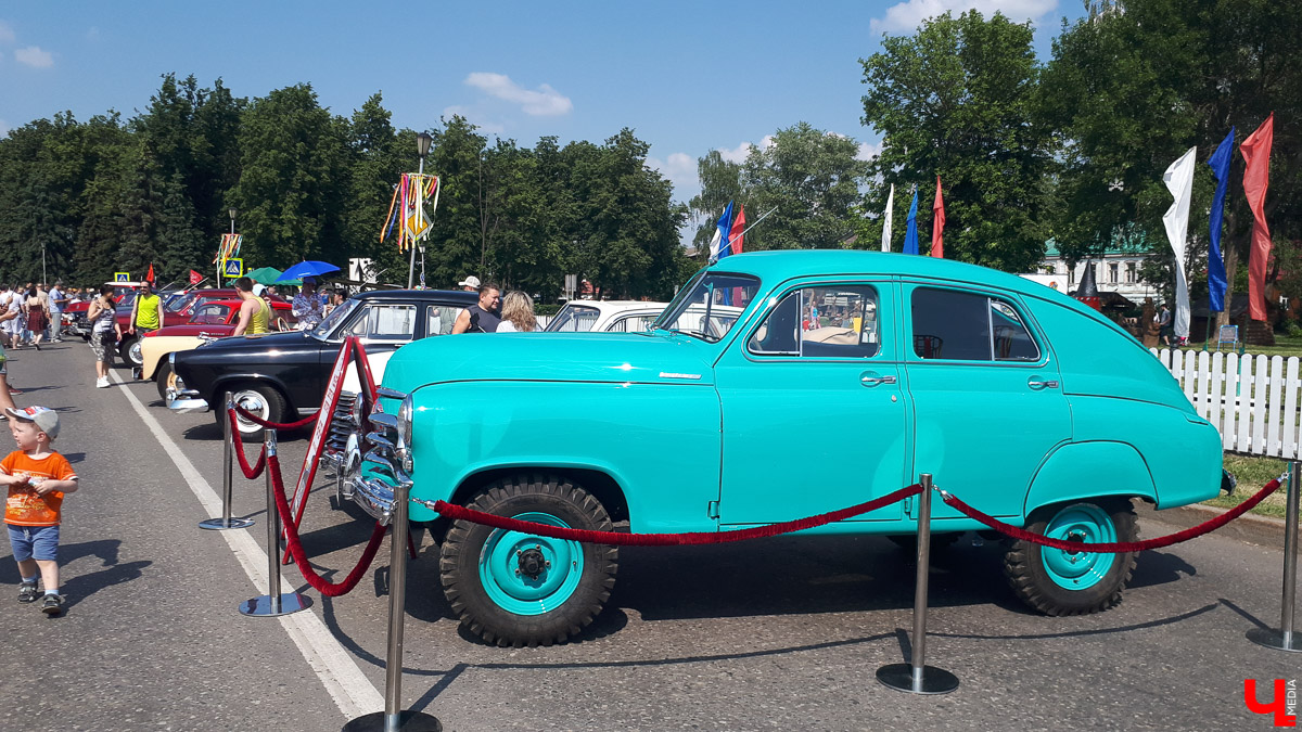 В субботу в Суздале состоялся “Suzdal Retro Show 2019”. В город прибыли ретро-автомобили из разных уголков страны