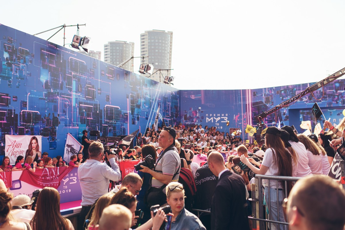 Интервью со звездными гостями премии, самые яркие моменты шоу. Обо всем великолепии “Муз-ТВ 2019” нам рассказал звездный журналист Сергей Сажин.