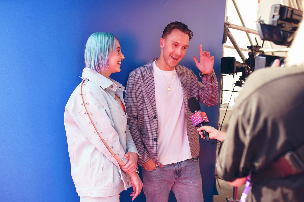 Интервью со звездными гостями премии, самые яркие моменты шоу. Обо всем великолепии “Муз-ТВ 2019” нам рассказал звездный журналист Сергей Сажин.