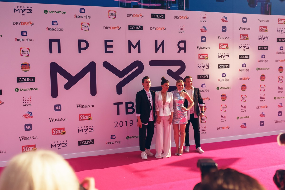 Интервью со звездными гостями премии, самые яркие моменты шоу. Обо всем великолепии “Муз-ТВ 2019” нам рассказал звездный журналист Сергей Сажин.