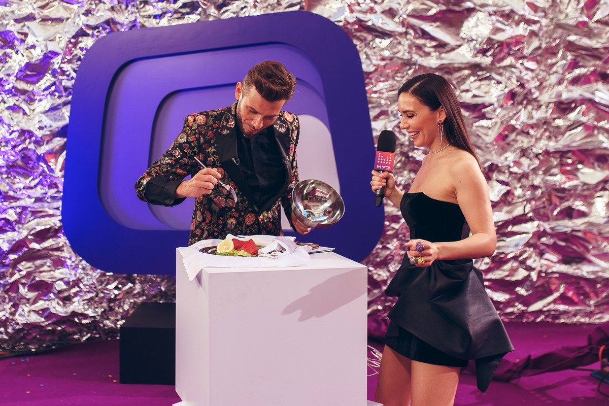 Интервью со звездными гостями премии, самые яркие моменты шоу. Обо всем великолепии “Муз-ТВ 2019” нам рассказал звездный журналист Сергей Сажин.