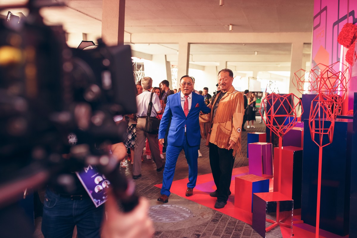 Интервью со звездными гостями премии, самые яркие моменты шоу. Обо всем великолепии “Муз-ТВ 2019” нам рассказал звездный журналист Сергей Сажин.